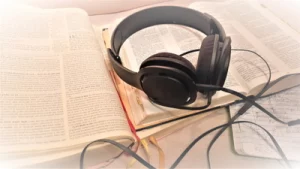 Bibel mit Kopfhörer