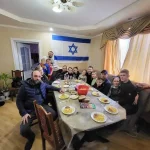 Personen am Tisch Hintergrund Jüdische Flagge