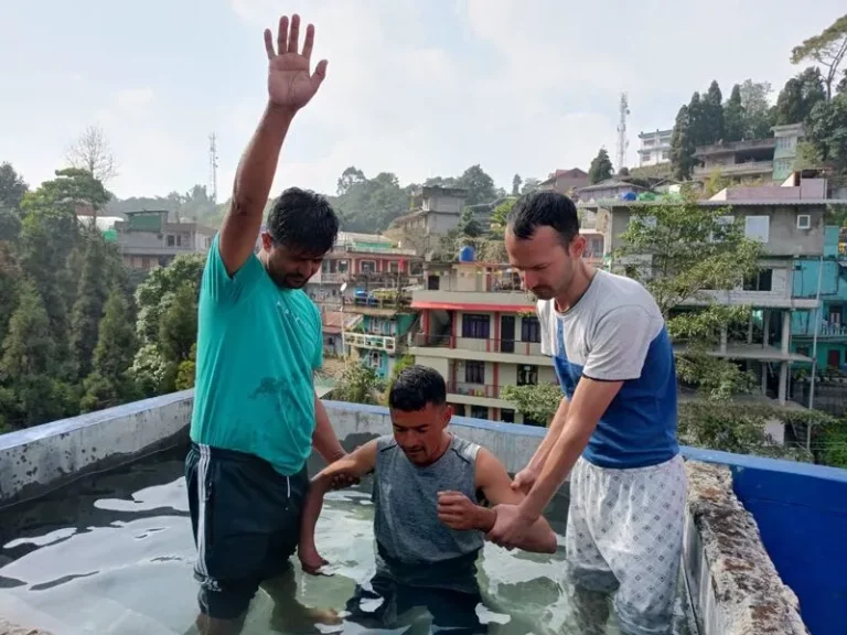 Mann wird getauft
